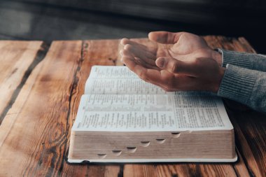 Adam kitap için dua ediyor. İnanan