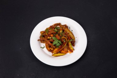 Kızarmış patates, soğanlı ve hatunlu. Yukarıdan görüntüle