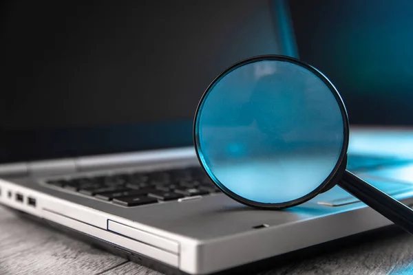 Dizüstü bilgisayarda büyüteç. Web arama kavramı