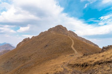 Dağın zirvesine çıkan toprak yol.