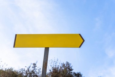 Gökyüzünde ok olan yeşil seyahat bayrağı