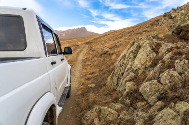Cip kuru, dağlık bir yerde duruyor.