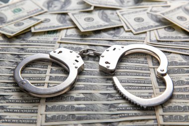 Masada dolar banknotları ve kelepçeler var.