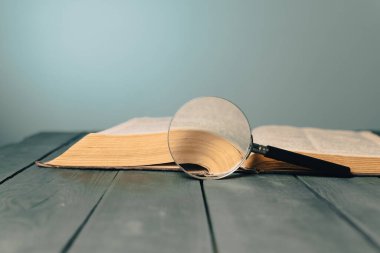 Masada kitap ve büyüteç var.