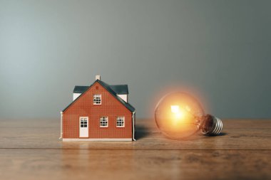 Masada ev ve ampul var.