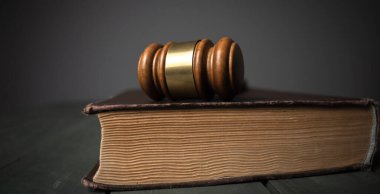 Yargıç tokmağı bir kitabın üzerinde. Yasama oranı