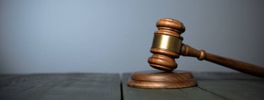 Yargıç Gavin, Gray Backgroun 'daki masada.