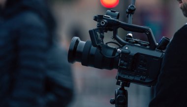 Sahnede büyük bir kamera var.