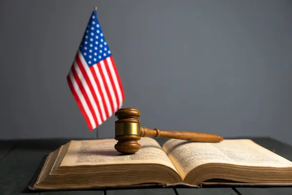 Судейский Молоток Книге Американский Флаг Табличке — стоковое фото