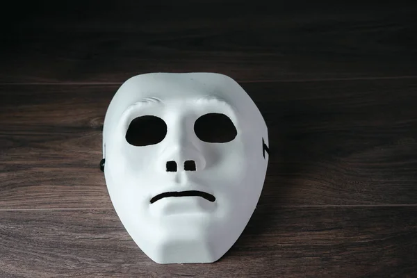 桌上的白色匿名面具 — 图库照片