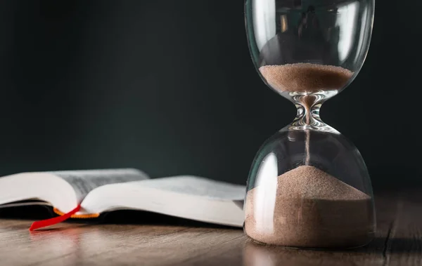 Hourglass Dan Buku Terbuka Pada Tab — Stok Foto
