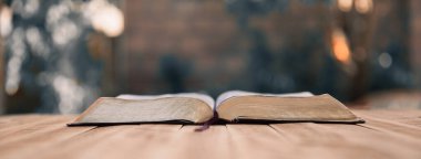 Tahta bir masanın üzerinde kitabı aç!
