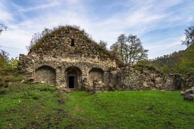 Ön kısımlardaki eski harap yapı.