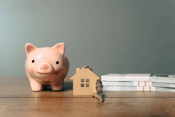 Piggy Bank Chaves Casa Dinheiro Mesa — Fotografia de Stock