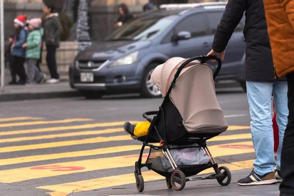 Hombre Camina Por Ciudad Con Paseo Bebé — Foto de Stock
