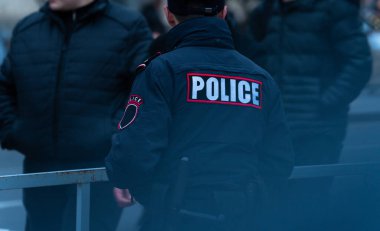 Şehir merkezinde bir polis duruyor.