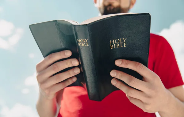 Homem Lendo Bíblia Enquanto Estava — Fotografia de Stock