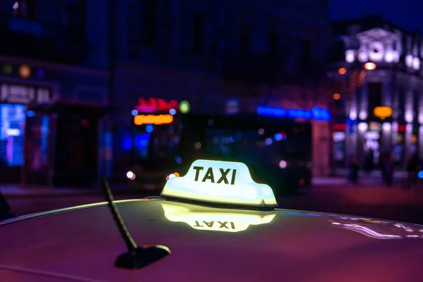 Ένα Αυτοκίνητο Μια Πινακίδα Ταξί Στέκεται Κατά Διάρκεια Του Evenin — Φωτογραφία Αρχείου