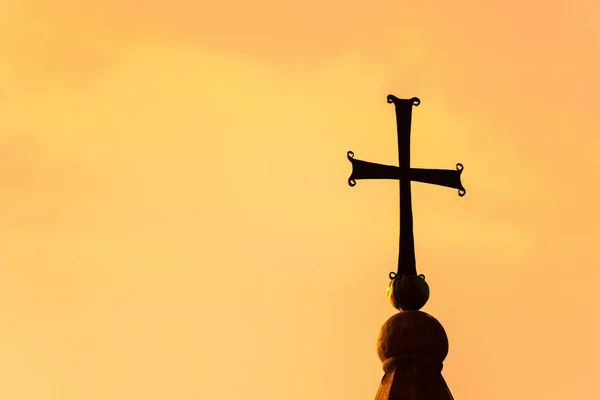 日落时分 基督教的十字架在黄天上交叉 — 图库照片