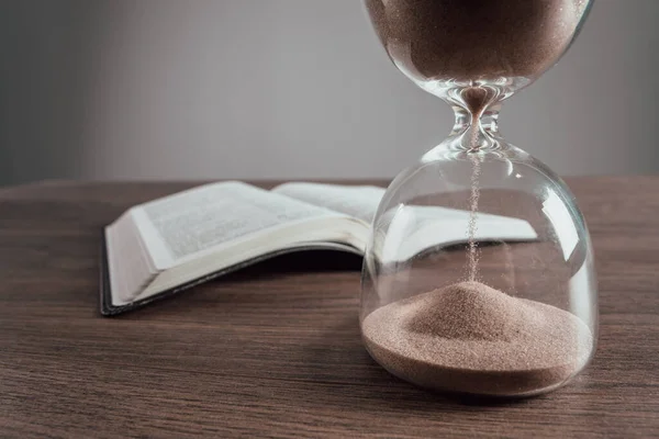Hourglass Και Ανοιχτό Βιβλίο Στο Ταμπλό — Φωτογραφία Αρχείου