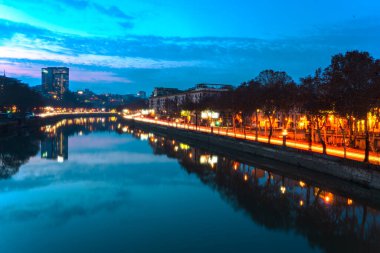 Şehir ışıklarının göldeki suya yansıması, Reykjavik 'e ateş edilmesi.
