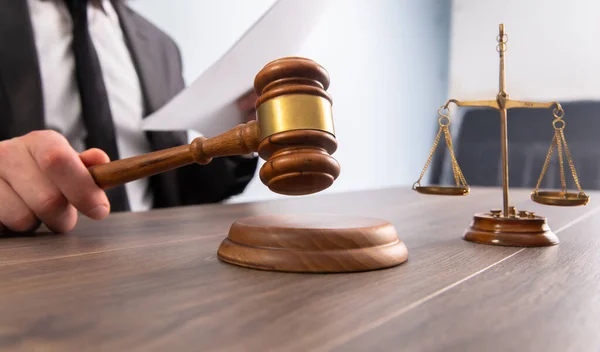 Judge Strikes Gavel Scales Justic — Stockfoto
