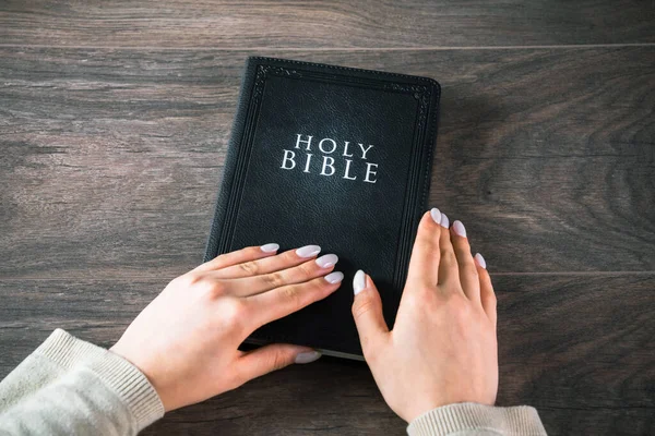 Kvinnors Händer Bibeln Tro Mig — Stockfoto