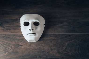 Masadaki beyaz isimsiz maske