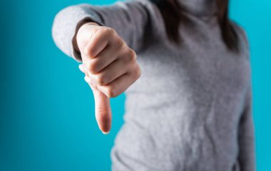 Mavi sırt grubunda baş parmağını gösteren bir kadın