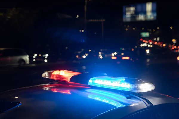 Polizeiauto Mit Eingeschaltetem Blaulicht Der Nähe — Stockfoto