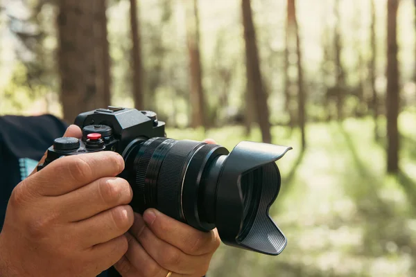 Φωτογράφος Κρατά Μια Φωτογραφική Μηχανή Στο Χέρι Του Στο Fores — Φωτογραφία Αρχείου