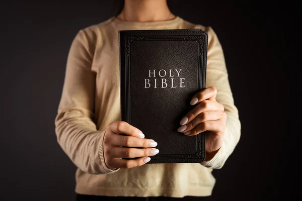 Une Femme Tient Une Bible Dans Main Croyez Moi — Photo