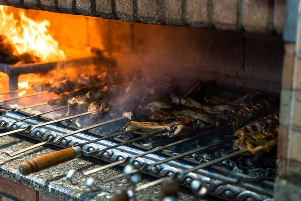 Barbecue Cucinato Una Grande Griglia Mattoni — Foto Stock