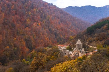 Sonbahar ormanındaki Antik Manastır. Geçitteki Haghartsin Ermeni Kilisesi