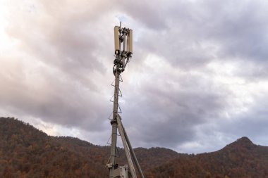 Hücresel iletişim kulesi. Sonbahar ormanlarının arka planına karşı