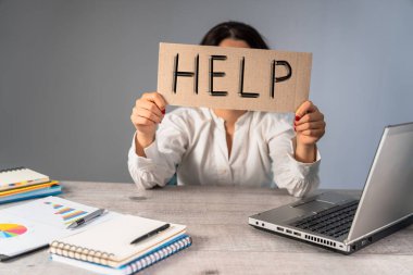 Çalışma masasının önündeki yazıda yardım eden yorgun kadın!