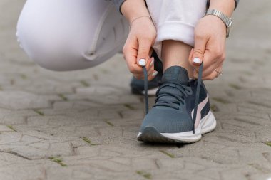Genç kadın koşu ayakkabıları bağlama
