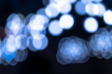  Bokeh siyah bir sırtüstü. mavi 