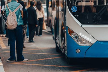 İnsanlar otobüste toplu taşıma araçlarına biniyorlar.