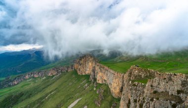 Güzel dağ zirveleri. Dima Dağı