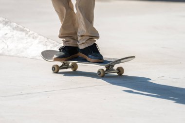 Adam kaykay yaparken...