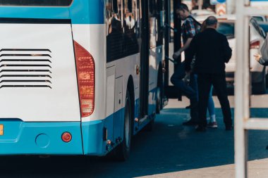 İnsanlar otobüste toplu taşıma araçlarına biniyorlar.
