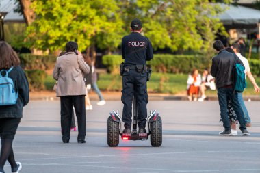 Uçan kaykaylı bir polis şehirde geziniyor.