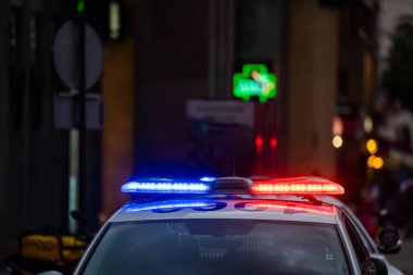Polis arabası gece şehirde duruyor.