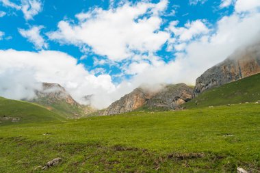 Bulutların altındaki kayalık dağlar