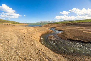 Dar nehir göle doğru akar.