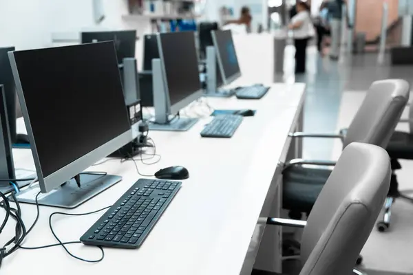 Bilgisayarlar boş bir ofisteki masada.