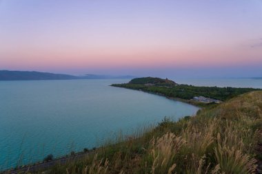 Akşamları Sevan Gölü ve Peninsula