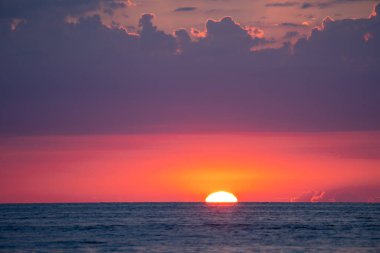 Kızıl güneş denizden batıyor. Kırmızı güneş