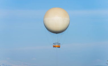 Havada sıcak hava balonu var.